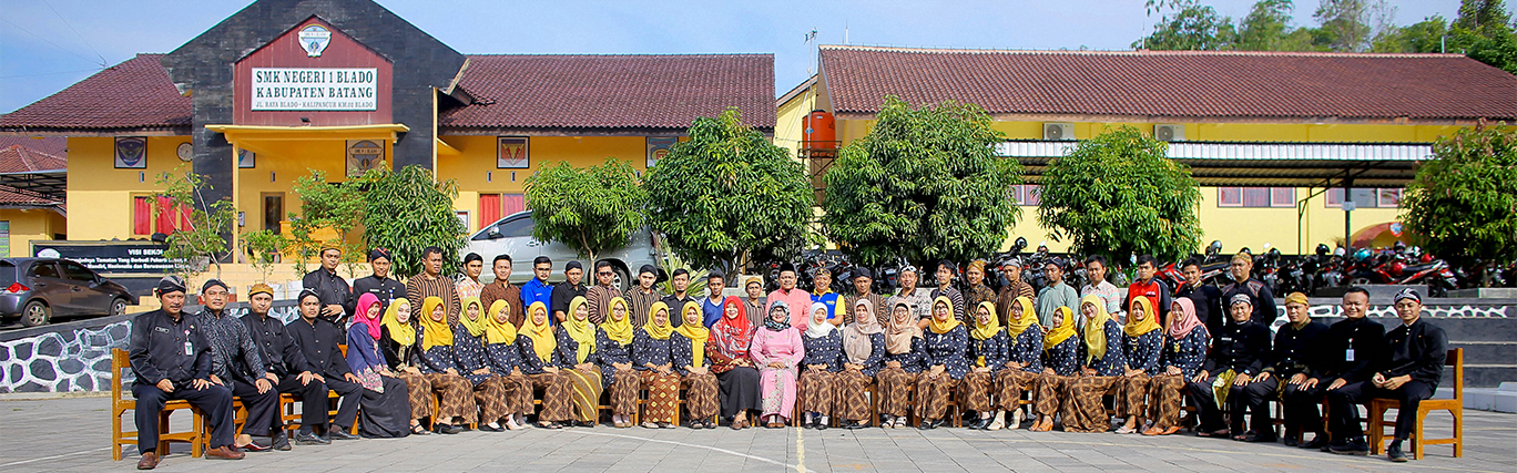 Para dewan guru dan karyawan SMK N 1 Blado